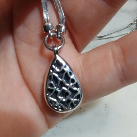 Kendra Scott Iridescent Goldstone Necklace - Picture 2 of 8